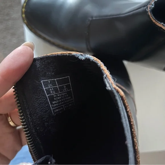 Dr. Martens Rometty II boots, size 9. Lightly worn. - Picture 5 of 6